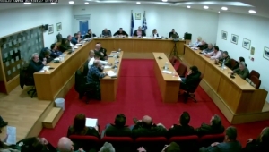 &Delta;&iota;&pi;&lambda;ή &sigma;&upsilon;&nu;&epsilon;&delta;&rho;ί&alpha;&sigma;&eta; &tau;&omicron;&upsilon; &delta;&eta;&mu;&omicron;&tau;&iota;&kappa;&omicron;ύ &sigma;&upsilon;&mu;&beta;&omicron;&upsilon;&lambda;ί&omicron;&upsilon; &Kappa;&alpha;&rho;&pi;&epsilon;&nu;&eta;&sigma;ί&omicron;&upsilon;-Ό&lambda;&eta; &eta; &alpha;&tau;&zeta;έ&nu;&tau;&alpha;