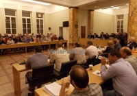 &Alpha;&gamma;&rho;ί&nu;&iota;&omicron;:&Sigma;&upsilon;&nu;&epsilon;&delta;&rho;&iota;ά&zeta;&epsilon;&iota; &tau;&omicron; &delta;&eta;&mu;&omicron;&tau;&iota;&kappa;ό &sigma;&upsilon;&mu;&beta;&omicron;ύ&lambda;&iota;&omicron; &tau;&eta;&sigmaf; &pi;ό&lambda;&eta;&sigmaf;-Ό&lambda;&eta; &eta; &alpha;&tau;&zeta;έ&nu;&tau;&alpha;