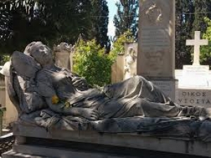 Επικό προεκλογικό σποτ υποψηφίου στο Α’ νεκροταφείο Αθηνών