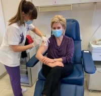 "&Sigma;ή&kappa;&omega;&sigma;&epsilon; &tau;&alpha; &mu;&alpha;&nu;ί&kappa;&iota;&alpha;" &kappa;&alpha;&iota; &epsilon;&mu;&beta;&omicron;&lambda;&iota;ά&sigma;&tau;&eta;&kappa;&epsilon; &eta; &Tau;&zeta;ί&nu;&alpha; &Omicron;&iota;&kappa;&omicron;&nu;ό&mu;&omicron;&upsilon;
