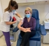 "&Sigma;ή&kappa;&omega;&sigma;&epsilon; &tau;&alpha; &mu;&alpha;&nu;ί&kappa;&iota;&alpha;" &kappa;&alpha;&iota; &epsilon;&mu;&beta;&omicron;&lambda;&iota;ά&sigma;&tau;&eta;&kappa;&epsilon; &eta; &Tau;&zeta;ί&nu;&alpha; &Omicron;&iota;&kappa;&omicron;&nu;ό&mu;&omicron;&upsilon;