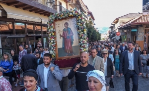 &Kappa;&alpha;&rho;&pi;&epsilon;&nu;ή&sigma;&iota;: &Mu;&epsilon; &mu;&epsilon;&gamma;&alpha;&lambda;&omicron;&pi;&rho;έ&pi;&epsilon;&iota;&alpha; &gamma;&iota;&omicron;&rho;&tau;ά&sigma;&tau;&eta;&kappa;&epsilon; &kappa;&alpha;&iota; &phi;έ&tau;&omicron;&sigmaf; &omicron; &pi;&omicron;&lambda;&iota;&omicron;ύ&chi;&omicron;&sigmaf; Ά&gamma;&iota;&omicron;&sigmaf; &Nu;&iota;&kappa;ό&lambda;&alpha;&omicron;&sigmaf; &omicron; &omicron; &pi;&alpha;&nu;&tau;&omicron;&pi;ώ&lambda;&eta;&sigmaf;