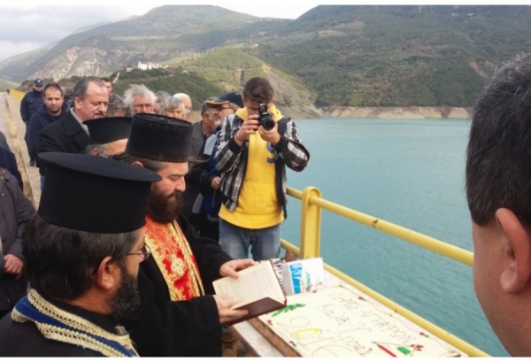 Ά&gamma;&rho;&alpha;&phi;&alpha;:&Sigma;&tau;&iota;&sigmaf; 12 &omicron; &alpha;&gamma;&iota;&alpha;&sigma;&mu;ό&sigmaf; &upsilon;&delta;ά&tau;&omega;&nu; &sigma;&tau;&eta; &lambda;ί&mu;&nu;&eta; &Kappa;&rho;&epsilon;&mu;&alpha;&sigma;&tau;ώ&nu;