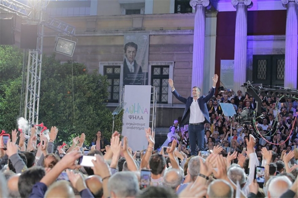 Αθήνα:Πλήθος κόσμου στην πλατεία Κολοκοτρώνη για την ομιλία Μπακογιάννη(Φώτο)