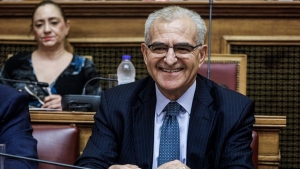 &Epsilon;&kappa;&tau;ό&sigmaf; &kappa;&upsilon;&beta;έ&rho;&nu;&eta;&sigma;&eta;&sigmaf; &omicron; &upsilon;&phi;&upsilon;&pi;&omicron;&upsilon;&rho;&gamma;ό&sigmaf; &Epsilon;&xi;&omega;&tau;&epsilon;&rho;&iota;&kappa;ώ&nu; &Alpha;&nu;&tau;ώ&nu;&eta;&sigmaf; &Delta;&iota;&alpha;&mu;&alpha;&tau;ά&rho;&eta;&sigmaf;-Ό&lambda;&omicron; &tau;&omicron; &chi;&rho;&omicron;&nu;&iota;&kappa;ό &tau;&eta;&sigmaf; &pi;&alpha;&rho;&alpha;ί&tau;&eta;&sigma;&eta;&sigmaf;