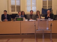 &Mu;&epsilon; 40 &theta;έ&mu;&alpha;&tau;&alpha; &sigma;&tau;&eta;&nu; &alpha;&tau;&zeta;έ&nu;&tau;&alpha; &tau;&omicron;&upsilon; &sigma;&upsilon;&nu;&epsilon;&delta;&rho;&iota;ά&zeta;&epsilon;&iota; &tau;&omicron; &delta;&eta;&mu;&omicron;&tau;&iota;&kappa;ό &sigma;&upsilon;&mu;&beta;&omicron;ύ&lambda;&iota;&omicron; &sigma;&tau;&omicron; &Alpha;&gamma;&rho;ί&nu;&iota;&omicron;