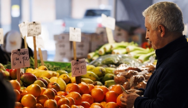 &Sigma;&epsilon; &pi;&lambda;&eta;&theta;&omega;&rho;&iota;&sigma;&tau;&iota;&kappa;ό &kappa;&lambda;&omicron;&iota;ό &eta; &omicron;&iota;&kappa;&omicron;&nu;&omicron;&mu;ί&alpha; &kappa;&alpha;&iota; &tau;&alpha; &nu;&omicron;&iota;&kappa;&omicron;&kappa;&upsilon;&rho;&iota;ά-&Pi;&iota;έ&sigma;&epsilon;&iota;&sigmaf; &sigma;&tau;&alpha; &epsilon;&iota;&sigma;&omicron;&delta;ή&mu;&alpha;&tau;&alpha;, &kappa;ό&pi;&omega;&sigma;&eta; &sigma;&tau;&eta;&nu; &kappa;&alpha;&tau;&alpha;&nu;ά&lambda;&omega;&sigma;&eta;