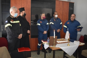 &Omicron;&iota; &Pi;&upsilon;&rho;&omicron;&sigma;&beta;έ&sigma;&tau;&epsilon;&sigmaf; &tau;&omicron;&upsilon; &Pi;&epsilon;&iota;&rho;&alpha;&iota;ά έ&kappa;&omicron;&psi;&alpha;&nu; &tau;&eta;&nu; &pi;ί&tau;&alpha; &tau;&omicron;&upsilon;&sigmaf;(&Phi;ώ&tau;&omicron;)