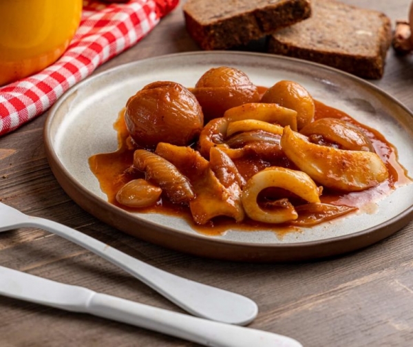 Πεντανόστιμες σουπιές κρασάτες