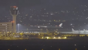 &Theta;&rho;&iota;&lambda;&epsilon;&rho; &mu;&epsilon; &delta;ύ&omicron; &mu;&epsilon; &pi;&tau;ή&sigma;&epsilon;&iota;&sigmaf; &tau;&eta;&sigmaf; Emirates &sigma;&tau;&omicron; &laquo;&Beta;&epsilon;&nu;&iota;&zeta;έ&lambda;&omicron;&sigmaf;&raquo;-&Mu;&alpha;&chi;&eta;&tau;&iota;&kappa;ά &sigma;&upsilon;&nu;ό&delta;&epsilon;&upsilon;&sigma;&alpha;&nu; &tau;&omicron; &alpha;&epsilon;&rho;&omicron;&pi;&lambda;ά&nu;&omicron;