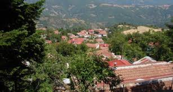 Καστανιά: Το ελατοσκέπαστο χωριό των Αγράφων με την πανοραμική θέα στη Λίμνη Πλαστήρα