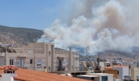 Φωτιά στην Βούλα:Συνεχείς αναζωπυρώσεις-Οι φλόγες έχουν φτάσει σε αυλές σπιτιών-Εκκενώνεται η Άνω Βούλα