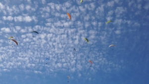 Με αλεξίπτωτα πλαγιάς γέμισε ο ουρανός του Αγρινίου(Φώτο&amp;Βίντεο)