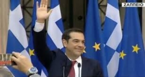 &Mu;&epsilon; &kappa;ό&kappa;&kappa;&kappa;&iota;&nu;&eta; &gamma;&rho;&alpha;&beta;ά&tau;&alpha; &omicron; &Tau;&sigma;ί&pi;&rho;&alpha;&sigmaf; &sigma;&tau;&omicron; &Zeta;ά&pi;&pi;&epsilon;&iota;&omicron;-&laquo;&Eta; &chi;ώ&rho;&alpha; &gamma;&upsilon;&rho;ί&zeta;&epsilon;&iota; &sigma;&epsilon;&lambda;ί&delta;&alpha;&raquo;