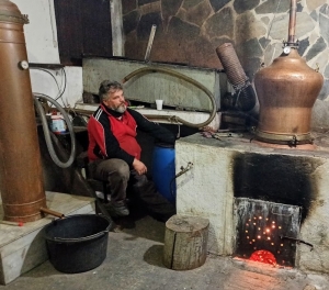 Αποστάζοντας παραδοσιακά τσίπουρο στα ρακοκάζανα της Πιερίας