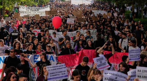 &Chi;&iota;&lambda;&iota;ά&delta;&epsilon;&sigmaf; &mu;&alpha;&theta;&eta;&tau;έ&sigmaf;, &phi;&omicron;&iota;&tau;&eta;&tau;έ&sigmaf;, &epsilon;&kappa;&pi;&alpha;&iota;&delta;&epsilon;&upsilon;&tau;&iota;&kappa;&omicron;ί &sigma;&tau;&omicron;&upsilon;&sigmaf; &delta;&rho;ό&mu;&omicron;&upsilon;&sigmaf;-"&Alpha;&pi;ό &tau;&eta;&nu; &Epsilon;&lambda;&lambda;ά&delta;&alpha; &mu;έ&chi;&rho;&iota; &tau;&eta; &Gamma;&alpha;&lambda;&lambda;ί&alpha; &pi;&alpha;&lambda;&epsilon;ύ&omicron;&upsilon;&mu;&epsilon; &gamma;&iota;&alpha; &delta;&eta;&mu;ό&sigma;&iota;&alpha; &kappa;&alpha;&iota; &delta;&omega;&rho;&epsilon;ά&nu; &pi;&alpha;&iota;&delta;&epsilon;ί&alpha;"