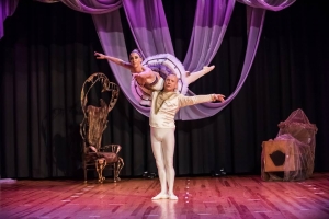 &Eta; "&Omega;&rho;&alpha;ί&alpha; &Kappa;&omicron;&iota;&mu;&omega;&mu;έ&nu;&eta;" &tau;&omicron;&upsilon; Nicola Gabriel &mu;ά&gamma;&epsilon;&psi;&epsilon; &tau;&omicron; &kappa;&omicron;&iota;&nu;ό &tau;&omicron;&upsilon; &Kappa;&alpha;&rho;&pi;&epsilon;&nu;&eta;&sigma;ί&omicron;&upsilon;