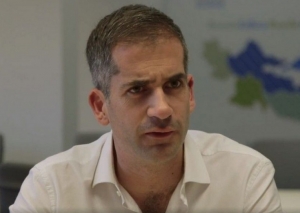 Χυδαία επίθεση με συνθήματα κατά του Παύλου Μπακογιάννη στα Εξάρχεια
