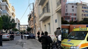 &Sigma;&upsilon;&gamma;&kappa;&lambda;&omicron;&nu;ί&zeta;&epsilon;&iota; &eta; &tau;&rho;&alpha;&gamma;&omega;&delta;ί&alpha; &sigma;&tau;&omicron;&nu; &Nu;έ&omicron; &Kappa;ό&sigma;&mu;&omicron;:&Mu;&eta;&tau;έ&rho;&alpha; &pi;ή&rho;&epsilon; &mu;&alpha;&zeta;ί &tau;&eta;&sigmaf; &sigma;&tau;&omicron;&nu; &theta;ά&nu;&alpha;&tau;&omicron; &tau;&eta;&nu; 4&chi;&rho;&omicron;&nu;&eta; &kappa;ό&rho;&eta; &tau;&eta;&sigmaf;