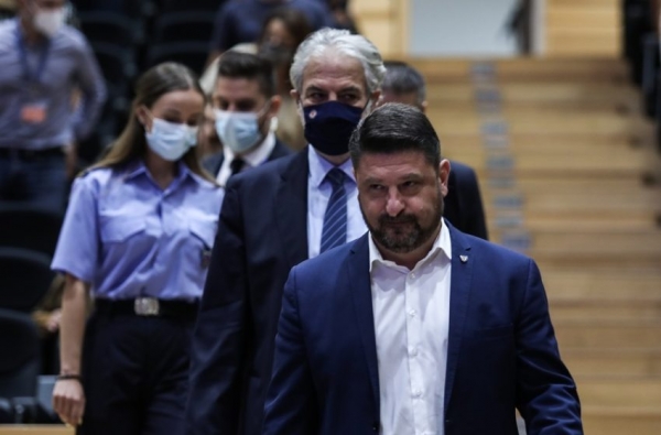 &Pi;&omicron;&lambda;&iota;&tau;&iota;&kappa;ή &Pi;&rho;&omicron;&sigma;&tau;&alpha;&sigma;ί&alpha;:&Omicron; &Sigma;&tau;&upsilon;&lambda;&iota;&alpha;&nu;ί&delta;&eta;&sigmaf; &phi;&epsilon;ύ&gamma;&epsilon;&iota;, &omicron; &Chi;&alpha;&rho;&delta;&alpha;&lambda;&iota;ά&sigmaf; &xi;&alpha;&nu;ά&rho;&chi;&epsilon;&tau;&alpha;&iota;..