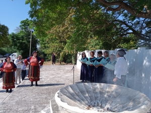 &Alpha;&iota;&tau;&omega;&lambda;/&nu;ί&alpha;: &Epsilon;&kappa;&delta;&eta;&lambda;ώ&sigma;&epsilon;&iota;&sigmaf; &sigma;&tau;&eta; &mu;&nu;ή&mu;&eta; &tau;&omega;&nu; &epsilon;&kappa;&tau;&epsilon;&lambda;&epsilon;&sigma;&theta;έ&nu;&tau;&omega;&nu; &tau;&omicron;&upsilon; 1944 &sigma;&tau;&alpha; &Kappa;&alpha;&lambda;ύ&beta;&iota;&alpha;(&Phi;ώ&tau;&omicron;)