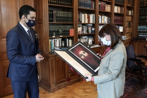 &Sigma;&tau;&omicron; &Pi;&rho;&omicron;&epsilon;&delta;&rho;&iota;&kappa;ό &mu;έ&gamma;&alpha;&rho;&omicron; &omicron; &delta;ή&mu;&alpha;&rho;&chi;&omicron;&sigmaf; &Alpha;&gamma;&rho;&iota;&nu;ί&omicron;&upsilon; &Gamma;&iota;ώ&rho;&gamma;&omicron;&sigmaf; &Pi;&alpha;&pi;&alpha;&nu;&alpha;&sigma;&tau;&alpha;&sigma;ί&omicron;&upsilon;