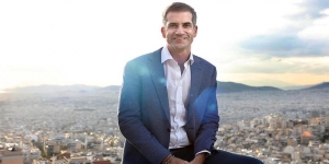 Αρχίζει την…καριέρα του ως καθηγητής στο Χάρβαρντ ο Κώστας Μπακογιάννης