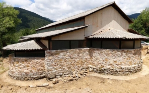 &Tau;&omicron; &sigma;&eta;&mu;&alpha;&nu;&tau;&iota;&kappa;ό&tau;&epsilon;&rho;&omicron; &pi;&alpha;&lambda;&alpha;&iota;&omicron;&chi;&rho;&iota;&sigma;&tau;&iota;&alpha;&nu;&iota;&kappa;ό &mu;&nu;&eta;&mu;&epsilon;ί&omicron; &tau;&eta;&sigmaf; &Epsilon;&upsilon;&rho;&upsilon;&tau;&alpha;&nu;ί&alpha;&sigmaf;,&omicron; Ά&gamma;&iota;&omicron;&sigmaf; &Lambda;&epsilon;&omega;&nu;ί&delta;&eta;&sigmaf;,"&tau;&alpha;&xi;ί&delta;&epsilon;&psi;&epsilon;" &sigma;&tau;&eta;&nu; &Alpha;&theta;ή&nu;&alpha;