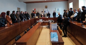 &Mu;&epsilon; 10 &theta;έ&mu;&alpha;&tau;&alpha; &sigma;&upsilon;&nu;&epsilon;&delta;&rho;&iota;ά&zeta;&epsilon;&iota; &tau;&omicron; &delta;&eta;&mu;&omicron;&tau;&iota;&kappa;ό &sigma;&upsilon;&mu;&beta;&omicron;ύ&lambda;&iota;&omicron; &Alpha;&gamma;&rho;ά&phi;&omega;&nu;