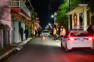 &Tau;&rho;&alpha;&gamma;&omega;&delta;ί&alpha; &sigma;&tau;&eta;&nu; &Alpha;&nu;&delta;&rho;&alpha;&beta;ί&delta;&alpha;: &Tau;&epsilon;&tau;&rho;&alpha;&pi;&lambda;ή &delta;&omicron;&lambda;&omicron;&phi;&omicron;&nu;ί&alpha; &delta;&epsilon;ί&chi;&nu;&omicron;&upsilon;&nu; &tau;&alpha; &pi;&rho;ώ&tau;&alpha; &sigma;&tau;&omicron;&iota;&chi;&epsilon;ί&alpha; - &Pi;&omicron;ύ &epsilon;&sigma;&tau;&iota;ά&zeta;&omicron;&upsilon;&nu; &omicron;&iota; έ&rho;&epsilon;&upsilon;&nu;&epsilon;&sigmaf;