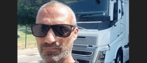 &Sigma;&omicron;&kappa; &sigma;&tau;&omicron; &Alpha;&gamma;&rho;ί&nu;&iota;&omicron;: &Nu;&epsilon;&kappa;&rho;ό&sigmaf; &sigma;&tau;&eta;&nu; &Alpha;&theta;ή&nu;&alpha; &omicron; 45&chi;&rho;&omicron;&nu;&omicron;&sigmaf; &Kappa;&omega;&nu;&sigma;&tau;&alpha;&nu;&tau;ί&nu;&omicron;&sigmaf; &Mu;&pi;ά&theta;&alpha;&sigmaf;-&Tau;&rho;&alpha;&gamma;&iota;&kappa;ό&sigmaf; &epsilon;&pi;ί&lambda;&omicron;&gamma;&omicron;&sigmaf; &sigma;&tau;&iota;&sigmaf; έ&rho;&epsilon;&upsilon;&nu;&epsilon;&sigmaf;