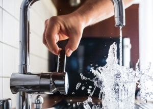 &laquo;&Chi;&alpha;&rho;ά&tau;&sigma;&iota;&raquo; &sigma;&tau;&omicron; &nu;&epsilon;&rho;ό: &Delta;&iota;&pi;&lambda;&alpha;&sigma;&iota;ά&zeta;&epsilon;&iota; &tau;&omicron; &pi;ά&gamma;&iota;&omicron; &eta; &Epsilon;&Upsilon;&Delta;&Alpha;&Pi; &ndash; &Tau;&iota; &alpha;&lambda;&lambda;ά&zeta;&epsilon;&iota; &sigma;&tau;&alpha; &tau;&iota;&mu;&omicron;&lambda;ό&gamma;&iota;&alpha;