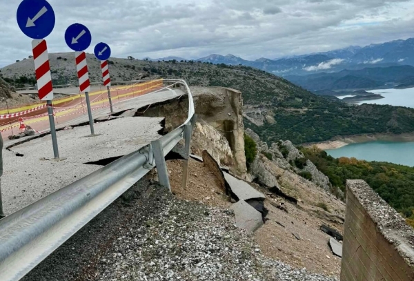&Alpha;&gamma;&rho;&alpha;&phi;&alpha;:&Kappa;&rho;&alpha;&upsilon;&gamma;ή 28 &pi;&rho;&omicron;έ&delta;&rho;&omega;&nu; -"&Alpha;&pi;&omicron;&kappa;&alpha;&tau;&alpha;&sigma;&tau;ή&sigma;&tau;&epsilon; &tau;&omicron;&nu; &delta;&rho;ό&mu;&omicron; &Alpha;&lambda;&epsilon;&upsilon;&rho;ά&delta;&alpha;&ndash;&Tau;&alpha;&tau;ά&rho;&nu;&alpha; &pi;&rho;&iota;&nu; &theta;&rho;&eta;&nu;ή&sigma;&omicron;&upsilon;&mu;&epsilon; &theta;ύ&mu;&alpha;&tau;&alpha;"