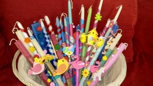 &Mu;&iota;&alpha; &pi;&alpha;&sigma;&chi;&alpha;&lambda;&iota;&nu;ή &lambda;&alpha;&mu;&pi;ά&delta;&alpha; &alpha;&pi;&omicron; &tau;&alpha; &pi;&alpha;&iota;&delta;&iota;ά &tau;&eta;&sigmaf; "&Kappa;&iota;&beta;&omega;&tau;&omicron;ύ &tau;&omicron;&upsilon; &Kappa;ό&sigma;&mu;&omicron;&upsilon;"