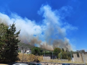Μεγάλη φωτιά στον Νέο Κουβαρά στην Κερατέα-Καίει κοντά σε κατοικημένη περιοχή