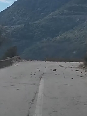 Καρπενήσι: Σε κακό χάλι ο δρόμος προς τον Προυσσό-Πέτρες και λακκούβες κίνδυνος για οδηγούς