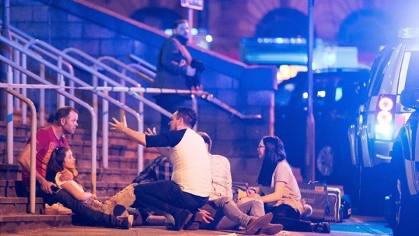 Τρόμος στο Μάντσεστερ:22 νεκροί και δεκάδες τραυματίες από έκρηξη σε συναυλία