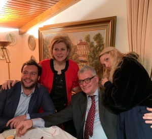 Έ&phi;&upsilon;&gamma;&epsilon; &sigma;&tau;&alpha; 40 &chi;&rho;ό&nu;&iota;&alpha; &kappa;&omicron;&iota;&nu;ή&sigmaf; &zeta;&omega;ή&sigmaf;-&Tau;&omicron; &sigma;&pi;&alpha;&rho;&alpha;&kappa;&tau;&iota;&kappa;ό &laquo;&alpha;&nu;&tau;ί&omicron;&raquo; &tau;&eta;&sigmaf; T&zeta;ί&nu;&alpha;&sigmaf; &Omicron;&iota;&kappa;&omicron;&nu;ό&mu;&omicron;&upsilon; &sigma;&tau;&omicron;&nu; &sigma;ύ&zeta;&upsilon;&gamma;ό &tau;&eta;&sigmaf; &Alpha;&lambda;έ&xi;&alpha;&nu;&delta;&rho;&omicron;