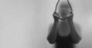 &Tau;&rho;&alpha;&gamma;&omega;&delta;ί&alpha; &sigma;&tau;&eta; &Lambda;&alpha;&mu;ί&alpha;:&Mu;&eta;&tau;έ&rho;&alpha; έ&beta;&alpha;&lambda;&epsilon; &tau;&alpha; &pi;&alpha;&iota;&delta;&iota;ά &tau;&eta;&sigmaf; &gamma;&iota;&alpha; ύ&pi;&nu;&omicron; &kappa;&alpha;&iota; &alpha;&upsilon;&tau;&omicron;&kappa;&tau;ό&nu;&eta;&sigma;&epsilon;