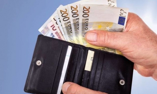 Δήμαρχοι και Περιφερειάρχες δίνουν το 50% του μισθού τους για τον κορωνοϊό