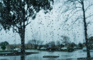 Καιρός για… γερά νεύρα: Με βροχές και καταιγίδες μας αποχαιρετά η άνοιξη